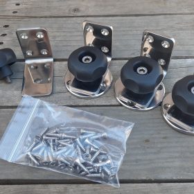 Um die Beiboothalterung sicher an der Badeplattform zu befestigen, empfiehlt SWI-TEC Bootszubehör den Einsatz von abschraubbaren Winkelhalterungen.