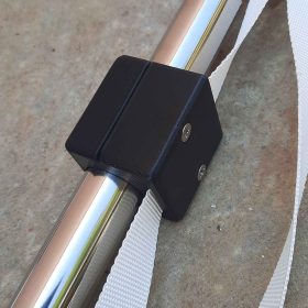 Egal, ob Sie mit einem Motor- oder Segelboot Ihre Fahrt antreten, unser Sonnensegel-System erweist sich als perfekte Wahl für all diejenigen, die im Hafen oder vor Anker nach einem Schutz vor der Sonne streben.